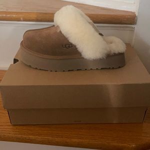 UGG slippers brand new size 6 women’s